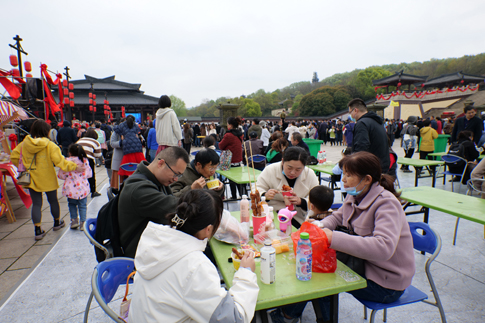 2無(wú)錫景區(qū)美食集市人氣火爆.JPG