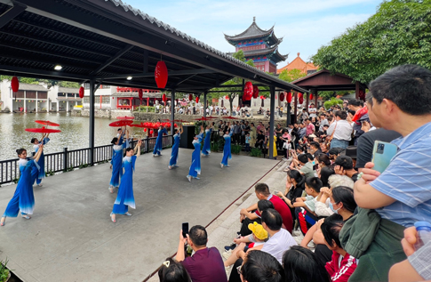 4南海景區(qū)演出節(jié)目現(xiàn)場(chǎng)人氣爆棚.jpg