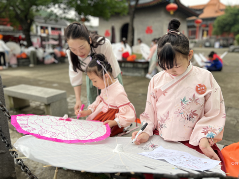 7南海景區(qū)萌娃涂鴉描繪春天的模樣.jpg