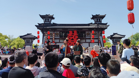2無(wú)錫景區(qū)《三國(guó)F4·先生出山否》演出現(xiàn)場(chǎng)游客爭(zhēng)相拍攝.jpg