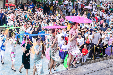 7南海《雨巷旗袍秀》演出人氣爆棚.JPG