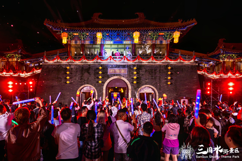 2無錫景區(qū)游客積極參與夜間演出活動并與演員互動.jpg