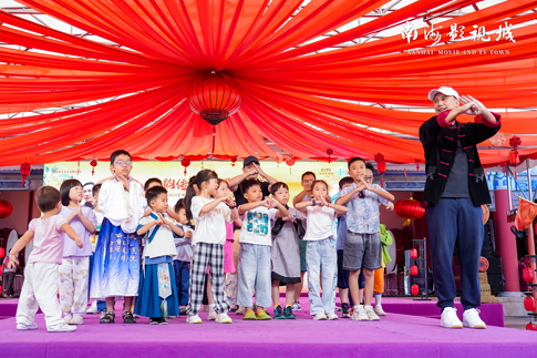 7南海景區(qū)知名武術(shù)演員杜宇航與游客互動.jpg
