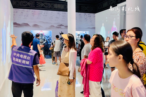 11南海景區(qū)國慶上新漢服文化體驗(yàn)館備受游客喜愛.jpg