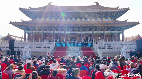 無錫景區(qū)游客在新年音樂會現(xiàn)場聆聽影視曲目.jpg