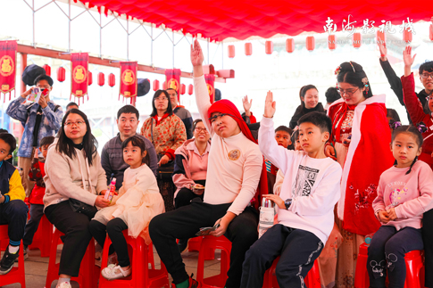 南海景區(qū)游客積極參與互動環(huán)節(jié).jpg