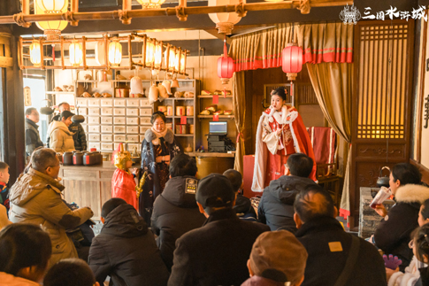 1無錫影視基地春節(jié)特別節(jié)目《金蓮說書》在王婆茶館彩排預(yù)演.jpg